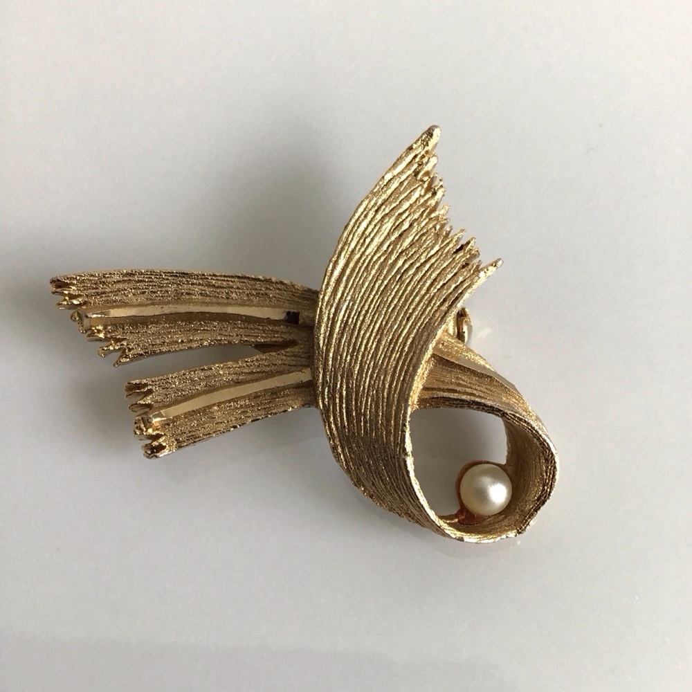 Vintage Gold Tone Brushed Metal with Faux Pearl Ribbon Brooch
